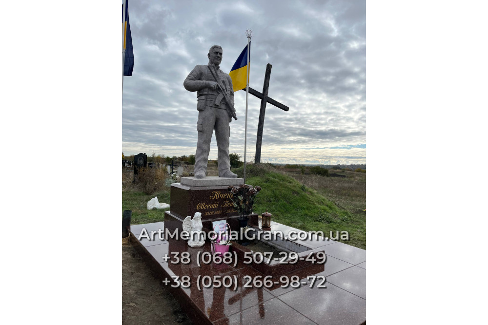 Памятник военному в виде скульптуры 00894